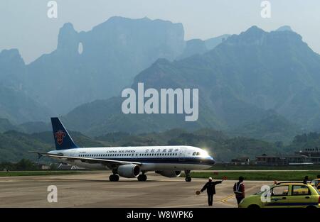 --FILE--un Airbus A320 jet de China Southern Airlines atterrit à l'aéroport de Zhangjiajie Hehua dans Zhangjiajie city, province du Hunan, Chine centrale Banque D'Images