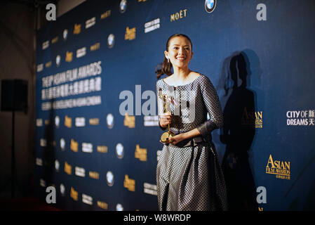 L'actrice chinoise Zhang Ziyi pose avec son trophée de la meilleure actrice pour son film, Le Grand Maître, au cours de la 8e Asian Film Awards je Banque D'Images