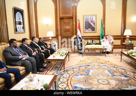 (190812) -- BEIJING, le 12 août 2019 (Xinhua) -- Le roi saoudien Salman bin Abdulaziz Al Saud (1e R) rencontre avec le Président du Yémen, Abdu-Rabbu Mansour Hadi (2e R) à La Mecque, l'Arabie saoudite, le 11 août, 2019. Le Président du Yémen, Abdu-Rabbu Mansour Hadi le dimanche a tenu une réunion avec le roi saoudien Salman bin Abdulaziz Al Saud, un jour après que les forces de la Conseil transitoire du Sud (SC) a saisi la ville portuaire d'Aden. (Str/AFP) Banque D'Images