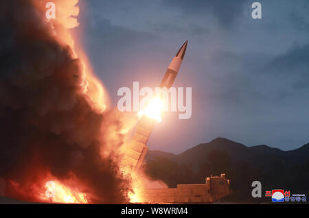 (190812) -- BEIJING, le 12 août 2019 (Xinhua) -- Photo fournie par Korean Central News Agency (KCNA) montre l'essai-feu d'une nouvelle arme de la République populaire démocratique de Corée (RPDC), le 10 août 2019. Kim Jong Un, haut dirigeant de la République populaire démocratique de Corée (RPDC), a guidé l'essai-feu d'une nouvelle arme, la Korean Central News Agency (KCNA) a rapporté dimanche. (KCNA/document via Xinhua) Banque D'Images