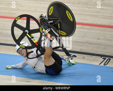 Beijing, la province de Shanxi. 10 août, 2019. Zejia Chen de la Province de Zhejiang Délégation tombe vers le bas au cours de la piste le keirin hommes au 2ème Jeux de la jeunesse de la République populaire de Chine à Taiyuan, Chine du Nord, Province de Shanxi, le 10 août 2019. Credit : Huang Zongzhi/Xinhua/Alamy Live News Banque D'Images