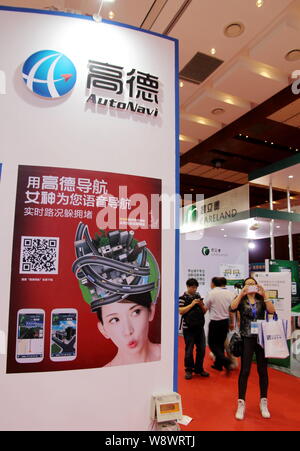 --FILE--personnes visitent le stand d'AutoNavi, les Chinois la carte et fournisseur de services de données, lors d'une exposition à Beijing, Chine, 11 septembre 2014. Le Banque D'Images