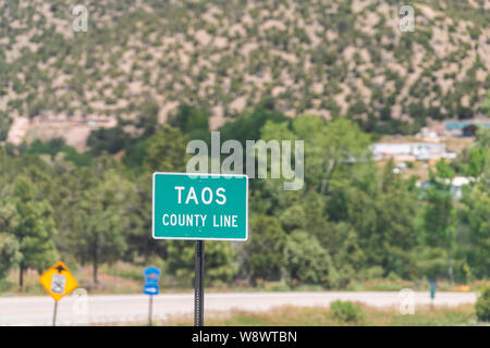 Trampas village de High Road to Taos historic town street dans les montagnes avec signe pour Taos County line in desert Banque D'Images