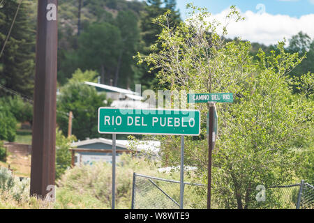 Rio del Pueblo village sign in High Road to Taos historic town street dans les montagnes Banque D'Images