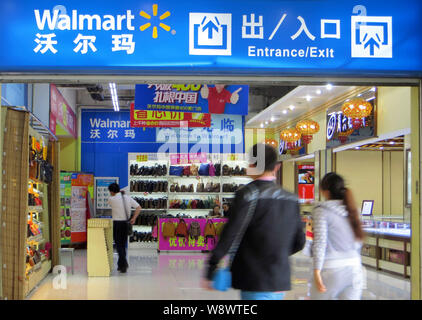 - Un fichier clients--faire du shopping dans un supermarché Walmart à Yichang city, province de Hubei, Chine centrale 10 octobre 2013. Les Européens qui abritent encore des Banque D'Images