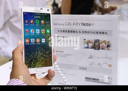 Un visiteur fait l'essai d'un smartphone Samsung Galaxy Note 4 Au cours de PT/EXPO COMM CHINA 2014 à Beijing, Chine, 25 septembre 2014. Samsung Electronics Co. Banque D'Images