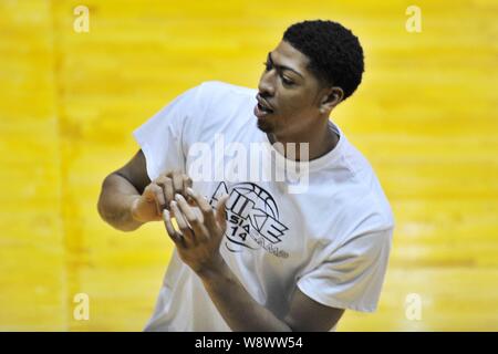 Joueur de basket-ball américain Anthony Davis est photographié pendant une session de formation de la Nike 2014 All-Asia Camp de basket dans la ville de Guangzhou, en Chin Banque D'Images