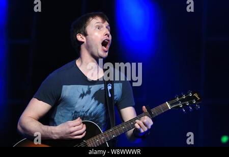 Le chanteur anglais James Blunt effectue lors d'un concert à Shanghai, Chine, le 2 janvier 2014. Banque D'Images