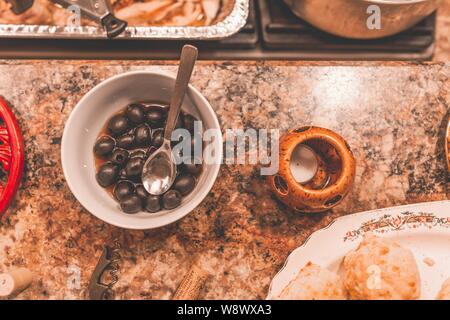 Prise de vue aérienne d'un bol d'olives sur une table Banque D'Images