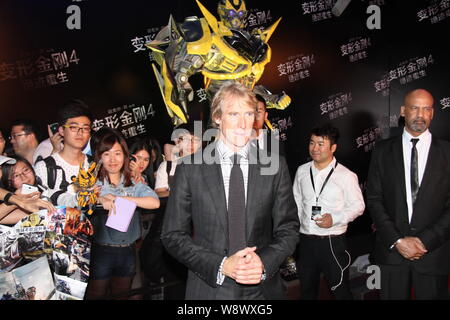 Réalisateur Michael Bay, à l'avant, arrive sur le tapis rouge pour la première mondiale de Beijing son nouveau film, Transformers : l'âge d'extinction, à Beijing Banque D'Images