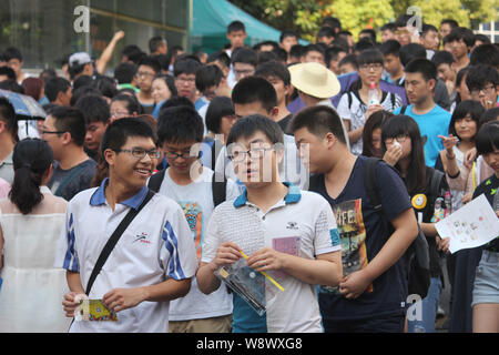 Les élèves quittent le campus après avoir terminé l'examen d'entrée National College (Gaokao) dans une école secondaire de la ville de Shiyan, province de Hubei, Chine centrale Banque D'Images