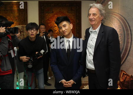 Le créateur de mode anglais Sir Paul Smith, droite, pose avec l'acteur taiwanais Nicky Wu, deuxième à droite, au cours de la cérémonie d'une nouvelle boutique de P Banque D'Images