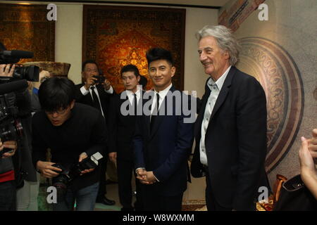 Le créateur de mode anglais Sir Paul Smith, droite, pose avec l'acteur taiwanais Nicky Wu, deuxième à droite, au cours de la cérémonie d'une nouvelle boutique de P Banque D'Images