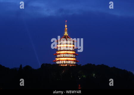 Vue de nuit de la Pagode Leifeng au lac de l'Ouest à Hangzhou city, province de Zhejiang, Chine de l'est 11 juillet 2009. Banque D'Images