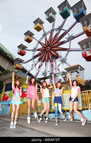 Les membres du groupe de fille Dame de la population taïwanaise célébrer lors d'un événement pour rencontrer des supporters à amusement park à Taipei, Taiwan, 24 septembre 2014. Banque D'Images