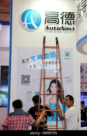 --FILE--employés travaillent sur le stand d'AutoNavi, les Chinois la carte et fournisseur de services de données, lors d'une exposition à Beijing, Chine, 11 septembre 2014. Banque D'Images