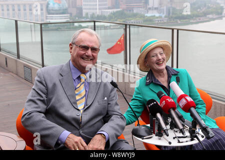 La Reine Margrethe II, la droite, et son époux, le Prince consort Henrik de Danemark, participer à une conférence de presse sur la terrasse de l'hôtel Peninsula Shanghai un Banque D'Images