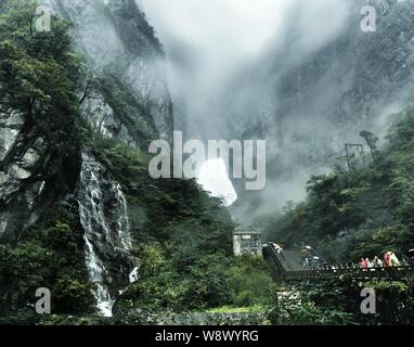 Paysage d'Tianmendong ou cieux Gate à Tianmen Mountain National Forest Park dans l'intérêt panoramique et historique de Wulingyuan de Zhangjiajie en zone c Banque D'Images