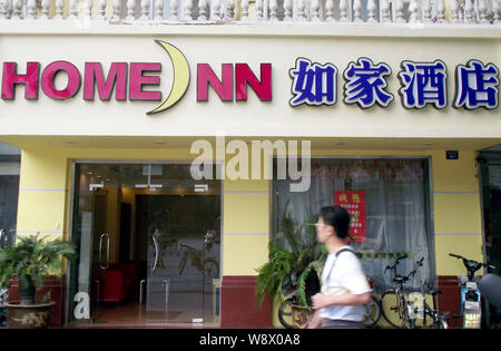 --FILE--un piéton passe devant un hôtel de Home Inn Nanjing city, province de Jiangsu, Chine de l'Est, 27 juin 2014. Chines plus attirants co local Banque D'Images