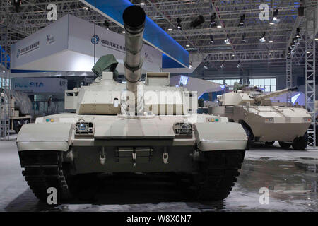 Un char de combat principal 3000 (VT-4), également connu sous le nom de MBT3000 (VT-4), est vu sur l'affichage sur le stand de groupe China North Industries Corporation (NORINCO) dans Banque D'Images