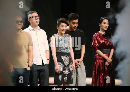 (De gauche) Hong Kong administration Alan Mak Siu-fai et Felix Chong Man-keung, l'actrice chinoise Zhou Xun, Hong Kong l'acteur Sean Lau Ching-wan et l'actrice M Banque D'Images