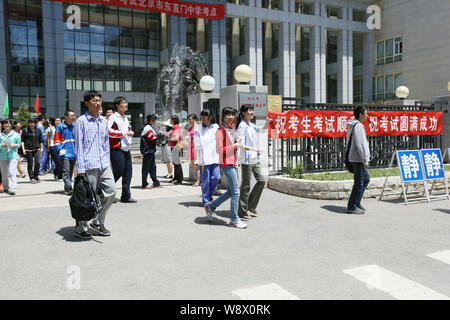 --FILE--étudiants quittent le campus après avoir terminé l'examen d'entrée à l'Université Nationale (Gaokao) à l'école secondaire de Dongzhimen Beijing, Chine, 7 Ju Banque D'Images