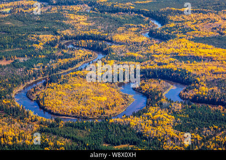 Vue aérienne de l'automne de la rivière Christina au sud de Fort McMurray, en Alberta. Banque D'Images