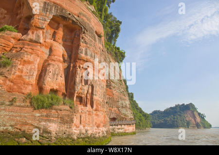 Vue d'une sculpture sur pierre au grand Bouddha de Leshan de la zone panoramique du mont Emei, au sud-ouest de la ville de Leshan dans la province du Sichuan, Chine 2 septembre 2010. Banque D'Images