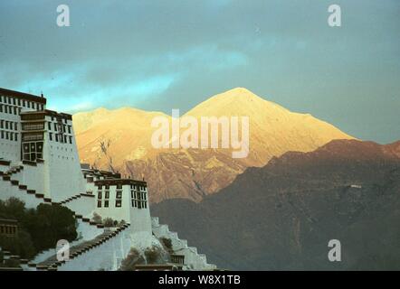 Vue sur le Palais du Potala à Lhassa, le sud-ouest de Chines dans la région autonome du Tibet. Banque D'Images