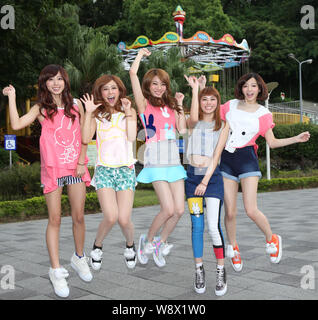 Les membres du groupe de fille Dame de la population taïwanaise célébrer lors d'un événement pour rencontrer des supporters à amusement park à Taipei, Taiwan, 24 septembre 2014. Banque D'Images