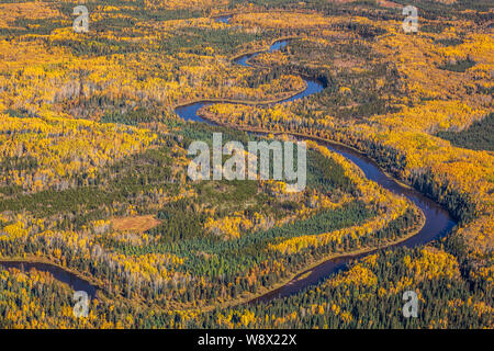 Vue aérienne de l'automne de la rivière Christina au sud de Fort McMurray, en Alberta. Banque D'Images