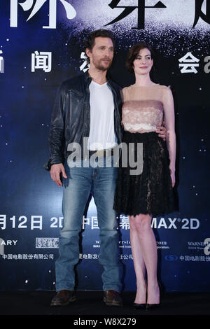 L'acteur américain Matthew McConaughey, gauche, et l'actrice Anne Hathaway posent lors d'une conférence de presse pour son nouveau film 'Interstellar" à Shanghai, Chi Banque D'Images