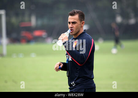 La star du football italien Fabio Cannavaro, le nouvel entraîneur en chef de la Chine Guangzhou Evergrande Football Club, prend part à une session de formation à Guangzhou Banque D'Images