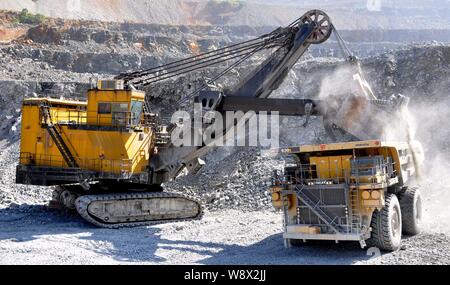 --FILE--A mining machine lance un camion avec des minerais de cuivre à la mine de cuivre à ciel ouvert de Dexing Jiangxi Copper Corporation, à l'est de la ville de Dexing Chines J Banque D'Images