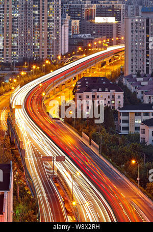 Vue de nuit sur des routes à côté d'immeubles de grande hauteur dans le centre-ville de Shanghai, Chine, le 7 octobre 2014. Banque D'Images