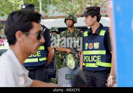 --FILE--policiers et paramilitaires chinois policiers montent la garde dans les rues de Kashgar, dans la région autonome du Xinjiang Uygur Chines, 23 J Banque D'Images