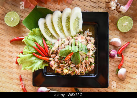 Salade de porc haché épicé Thai Food servi sur plateau avec herbes et épices Ingrédients / nord-est de tradition Isaan aliments délicieux sur la plaque avec les vege Banque D'Images