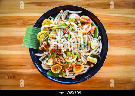 Mélange de légumes nouilles salade de papaye et d'arachide servi sur table à manger / salade de nouilles de riz spicy thai food sur la plaque avec des herbes et épices Ingrédients - S Banque D'Images