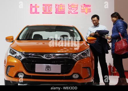 --FILE--visiteurs d'oeil à un nouveau plug-in Hybrid Qin de BYD affiché durant le congrès SAE-Chine 2013 & 2013 Chine Ingénierie Automobile et Manufact Banque D'Images