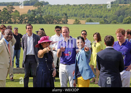 Britains le Prince William, duc de Cambridge, centre, Britains, le prince Harry, droite, et Hong Kong singer Aaron Kwok, troisième à droite, assister à la Cu et Kent Banque D'Images