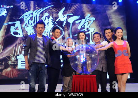 (De gauche) comédiens chinois Wang Xuebin et Huang Xiaoming, directeur de Hong Kong Jacob Cheung Chi Leung, l'actrice chinoise Fan Bingbing, directeur Huang Jia Banque D'Images