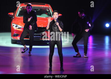 Chanteuse et actrice chinoise Li Yuchun, avant, effectue au cours d'une cérémonie de lancement pour voitures Mazda Atenza dans Beijing, Chine, 6 mai 2014. Banque D'Images