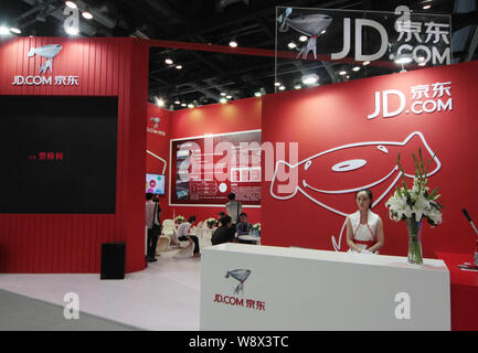 --FILE--personnes visitent le stand de site d'achat en ligne ou jingdong.com JD.com, autrefois appelé 360Buy.com, lors du 3ème International de Beijing en Chine Banque D'Images