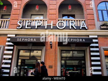 --FILE--piétons passent devant un magasin de Sephora à Wuhan, province de Hubei, Chine centrale 22 février 2013. Produits de luxe LVMH Moet leader Henne Banque D'Images