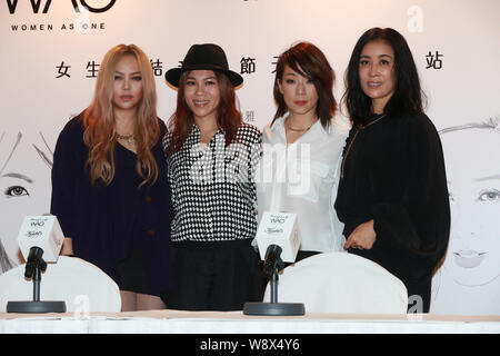 (De gauche) Hong Kong singer un mei, chanteuse singapourienne Tanya Chua, Hong Kong singer Sandy Lam et chanteur chinois Na Ying posent au cours d'une conférence de presse Banque D'Images