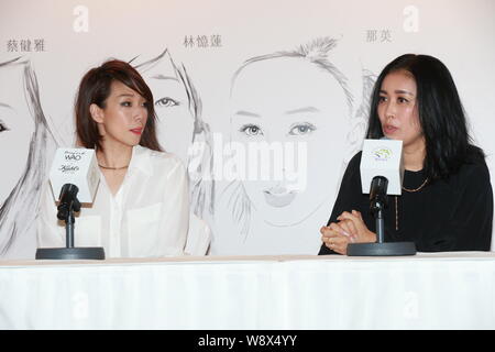 Chanteur chinois Na Ying, droite, parle à côté de Hong Kong singer Sandy Lam lors d'une conférence de presse pour un concert de charité à Hong Kong, Chine, le 2 septem Banque D'Images