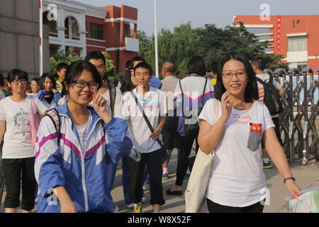 Les élèves quittent le campus après avoir terminé l'examen d'entrée National College (Gaokao) dans une école secondaire de la ville de Jinan, province du Shandong, Chine de l'est 8 Banque D'Images