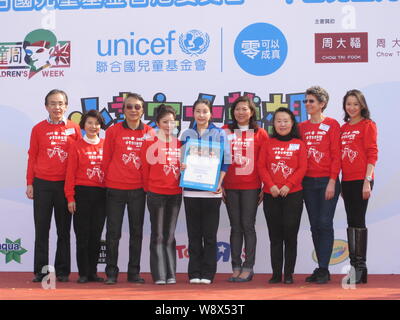 Champion de plongée olympique chinoise Guo Jingjing, centre, pose à un événement de bienfaisance pour le Hong Kong Comité pour l'Organisation des Nations Unies pour l'enfance (UNIC Banque D'Images