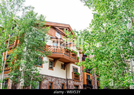 Vail, USA - 29 juin 2019 : European style bois resort ville immeuble en copropriété à Colorado avec tremble vert Banque D'Images