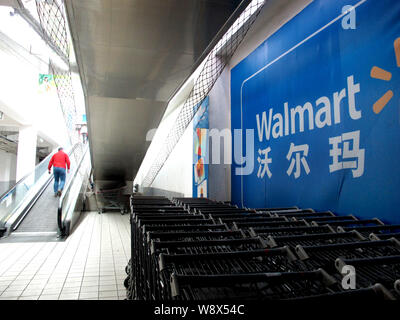 --FILE--View de caddies dans un supermarché de Walmart à Shanghai, Chine, le 22 janvier 2014. Wal-Mart Stores Inc hier (11 décembre 2014) sai Banque D'Images